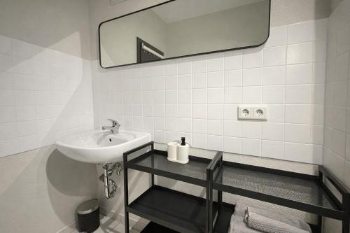 ein Badezimmer mit Waschbecken und Spiegel in der Unterkunft Studio am Malerweg Altstadt Pirna in Pirna