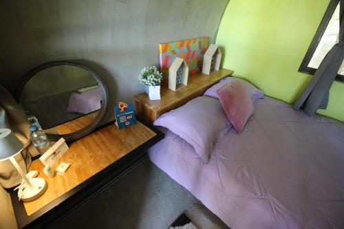 ein Schlafzimmer mit großem Spiegel und Bett in der Unterkunft kubhotel in Tlaquiltenango