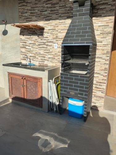 a outdoor oven with a sink and a counter at Aconchego Terramar in Cabo Frio