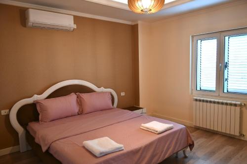 En eller flere senge i et værelse på The White Villa