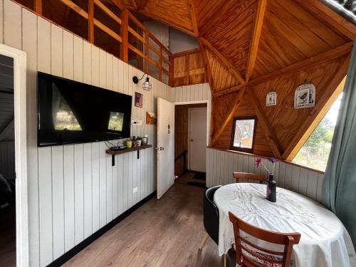 een eetkamer met een tafel in een huis bij Domo Algarrobo 2 in Algarrobo