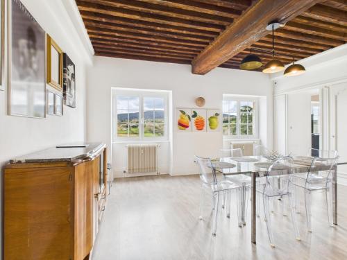a kitchen and dining room with a table and chairs at Séjourner au Château de la Roue Grand appartement in Lissieu