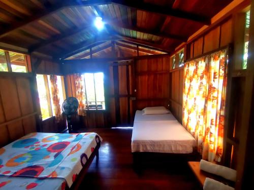 En eller flere senge i et værelse på Cabinas Cocalitos