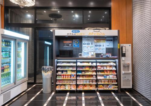 Supermarket nebo jiné obchody v  hotelu nebo okolí