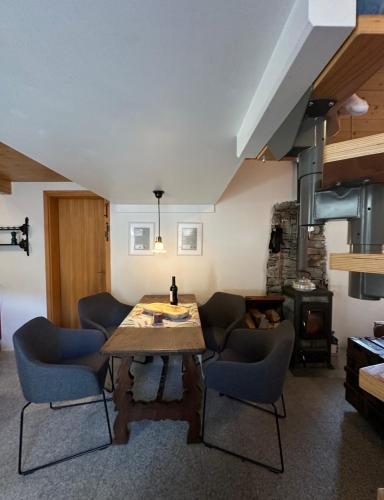 een woonkamer met een houten tafel en stoelen bij Rustico Guidotti in Bellinzona