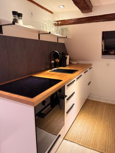 een keuken met witte kasten en een houten aanrechtblad bij Waldruhe Bad Steben in Bad Steben