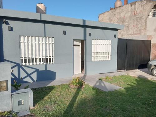 Das Gebäude in dem sich das Ferienhaus befindet