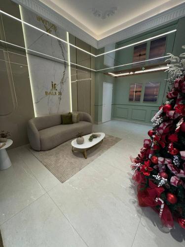 - un salon avec un canapé et un arbre de Noël dans l'établissement Luxuoso Doce lar com Garagem, à Itapema