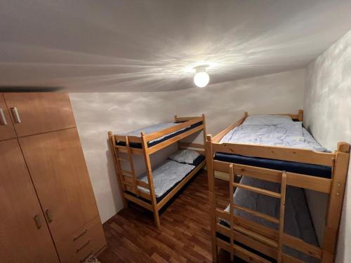 Postel nebo postele na pokoji v ubytování Rekreační chatky na Fotbalovém stadionu Senec