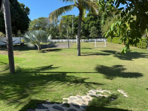 een park met palmbomen en een voetbaldoel bij Casa Doral Monterrico in Monterrico