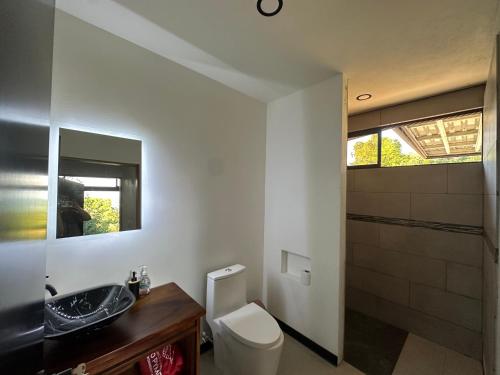 Et badeværelse på Bamboo grove villa