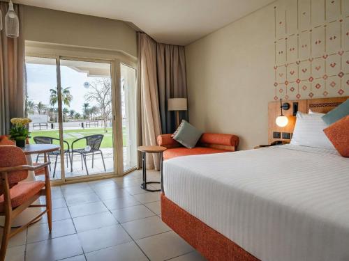 ein Hotelzimmer mit Bett und Balkon in der Unterkunft Naama Bay Promenade Beach Resort Managed By Accor in Sharm El Sheikh