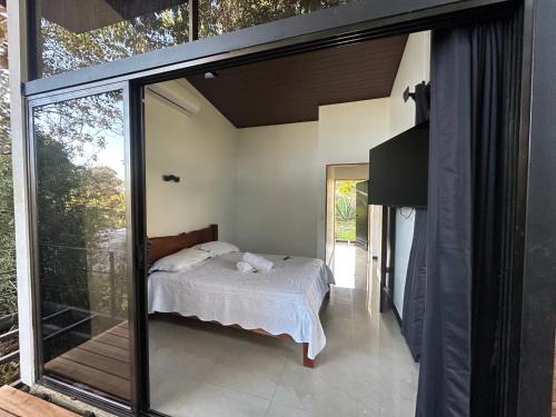 En eller flere senge i et værelse på Bamboo grove villa