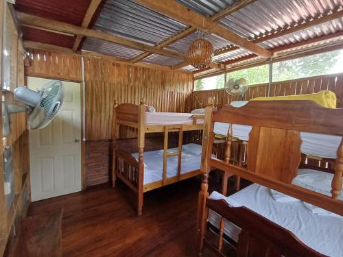 En eller flere senge i et værelse på Cabañas Dilany