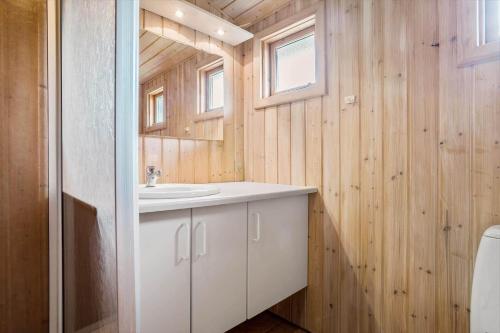 een badkamer met een witte wastafel en een spiegel bij 421-Thisted-Fiskervej-147 in Nørre Vorupør