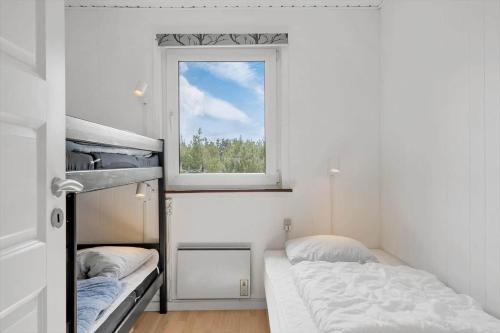 una piccola stanza con due letti e una finestra di 780-Thisted-Molgaardsvej-60 a Thisted