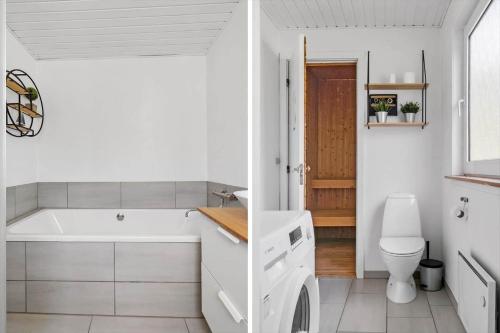 un bagno bianco con vasca e WC di 780-Thisted-Molgaardsvej-60 a Thisted