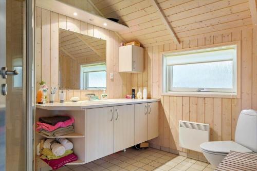 un bagno con lavandino e specchio di 876-Thisted-Klemsvej-27 a Thisted