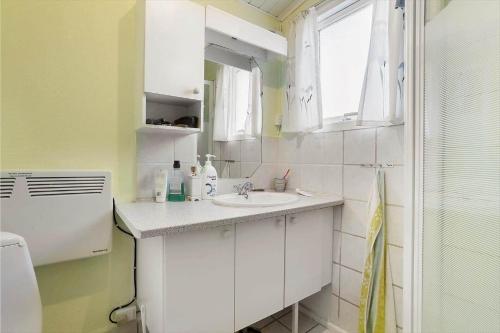 un bagno bianco con un lavandino e una finestra di 682-Thisted-Klitrosevej-66 a Thisted
