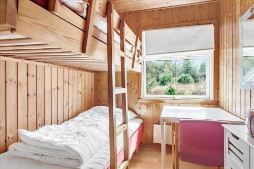 een slaapkamer met een stapelbed, een bureau en een raam bij 337-Thisted-Hummervej-11 in Thisted