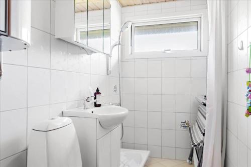 een witte badkamer met een wastafel en een toilet bij 337-Thisted-Hummervej-11 in Thisted
