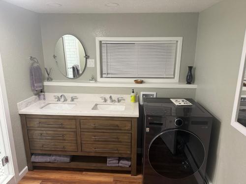 Phòng tắm tại Bear Mountain View 4BR Home- Only 25 Min from Anchorage, Great Central location ,- 5 star property