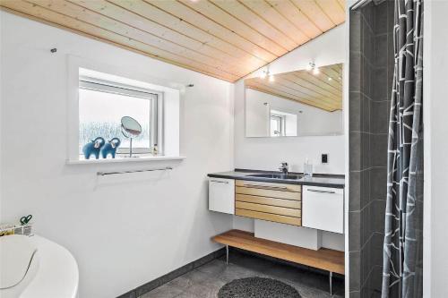 een badkamer met een wastafel en een douche bij 433-Thisted-Tunvej-20 in Thisted
