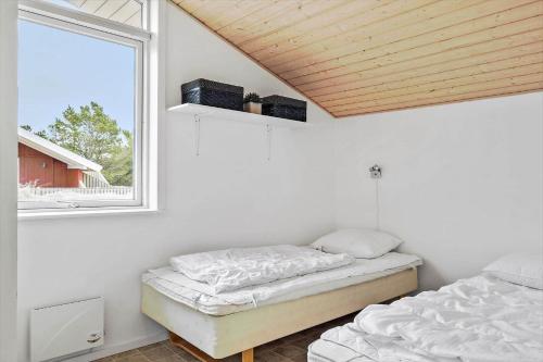 een slaapkamer met twee bedden en een raam bij 433-Thisted-Tunvej-20 in Thisted