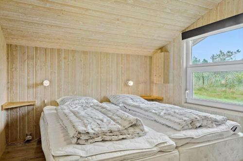 deux grands lits dans une chambre avec une fenêtre dans l'établissement 970-Thisted-Klitstien-47, à Torsted