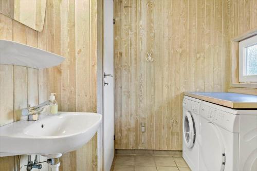 une salle de bain avec un lavabo et une machine à laver dans l'établissement 970-Thisted-Klitstien-47, à Torsted