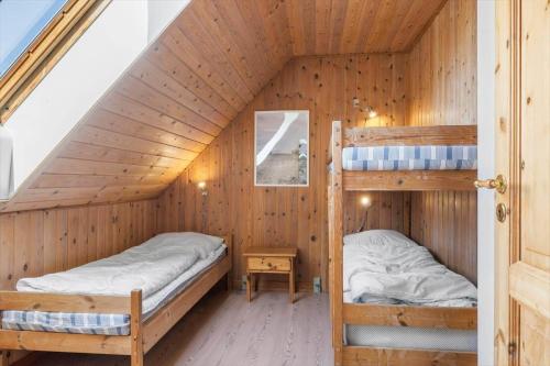 een slaapkamer met 2 stapelbedden in een houten huis bij 100-Thisted-Kapelvej-1 in Thisted