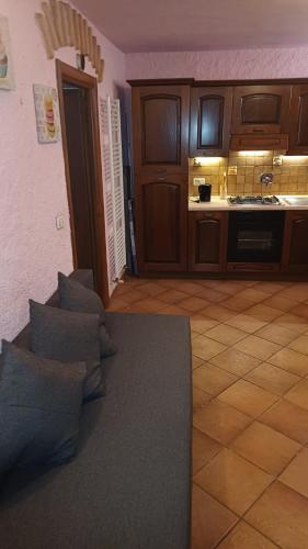 eine Küche mit einem Sofa in der Mitte eines Zimmers in der Unterkunft La Tavernetta in Ponte della Venturina