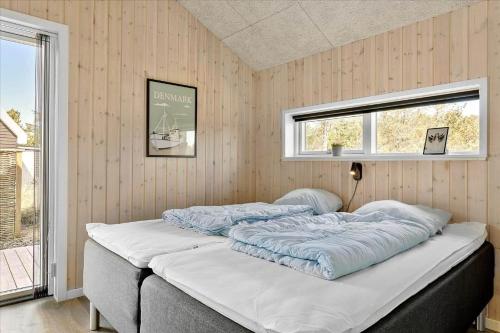 un letto grande in una stanza con una finestra di 171-Thisted-Molgaardsvej-71 a Thisted