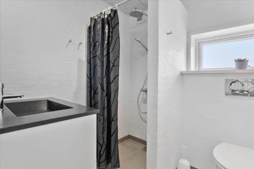 un bagno con lavandino e tenda da doccia di 171-Thisted-Molgaardsvej-71 a Thisted