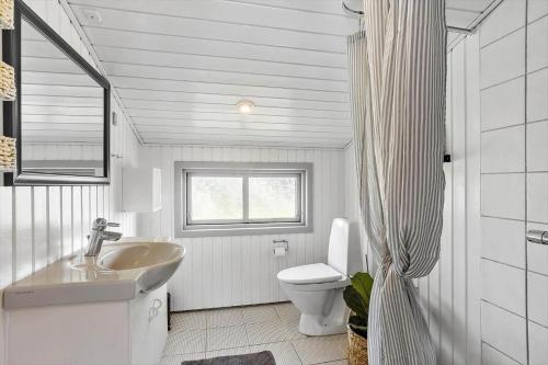 un bagno con lavandino, WC e finestra di 788-Thisted-Blamunkevej-46 a Thisted