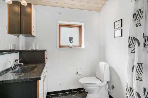 un bagno con un water, un lavandino e una finestra di 748-Thisted-Blamunkevej-65 a Thisted
