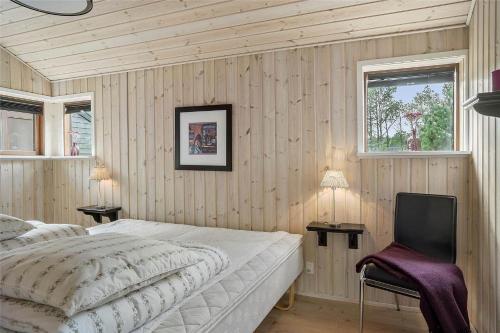 una camera da letto con un letto, una sedia e una finestra di 748-Thisted-Blamunkevej-65 a Thisted