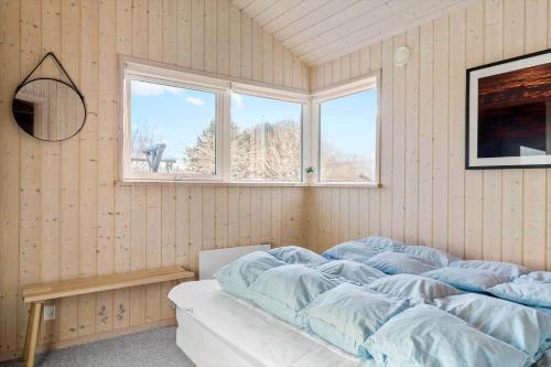 een slaapkamer met een bed met blauwe lakens en een raam bij 170-Thisted-Sotungevej-2 in Thisted