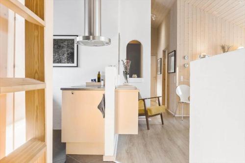 twee uitzicht op een keuken en een eetkamer bij 170-Thisted-Sotungevej-2 in Thisted