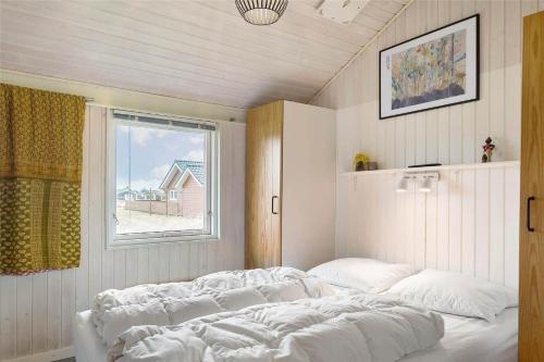 een groot bed in een kamer met een raam bij 802-Thisted-Pighvarvej-22 in Thisted