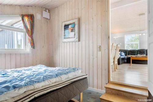 una camera da letto con un letto e un soggiorno di 618-Thisted-Fiskervej-82 a Thisted