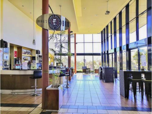 een restaurant met een klok midden in de lobby bij BreakFree Wirrina Cove in Wirrina Cove