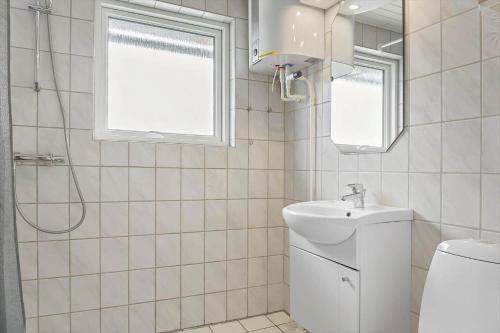 un bagno con un water, un lavandino e una finestra di 895-Thisted-Kuttervej-5 a Thisted