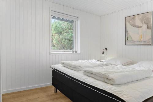 una camera da letto bianca con un letto grande e una finestra di 895-Thisted-Kuttervej-5 a Thisted