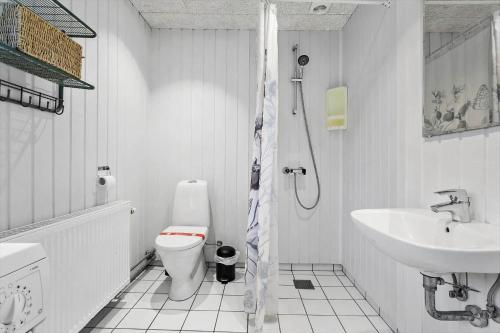 une salle de bains blanche avec toilettes et lavabo dans l'établissement 975-Thisted-Klitstien-45, à Torsted