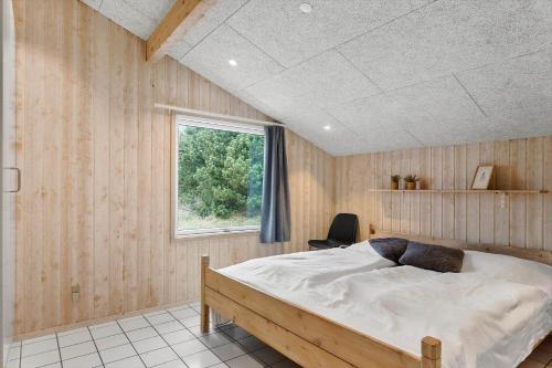 une chambre avec un grand lit et une fenêtre dans l'établissement 975-Thisted-Klitstien-45, à Torsted