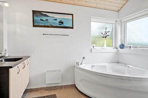 een witte badkamer met een groot bad en een wastafel bij 512-Thisted-Sotungevej-4 in Thisted