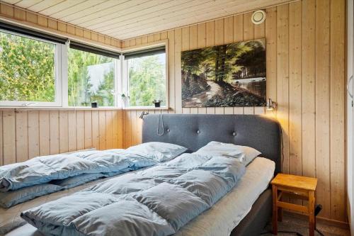twee bedden in een kamer met twee ramen bij 512-Thisted-Sotungevej-4 in Thisted