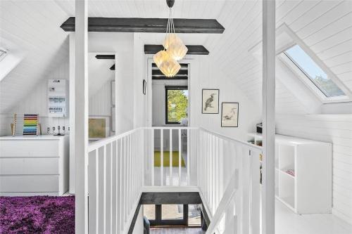 een witte trap in een huis met een raam bij 142-Thisted-Pighvarvej-4 in Thisted
