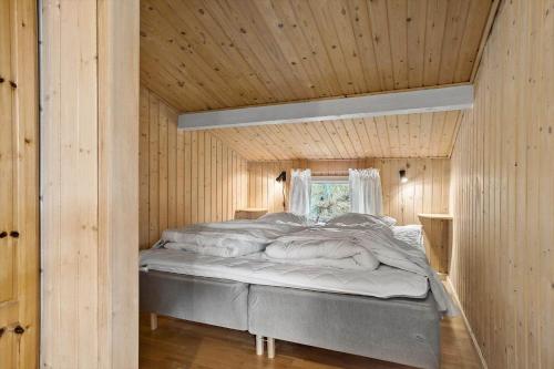 un letto grande in una stanza con soffitto in legno di 873-Thisted-Blamunkevej-67 a Thisted